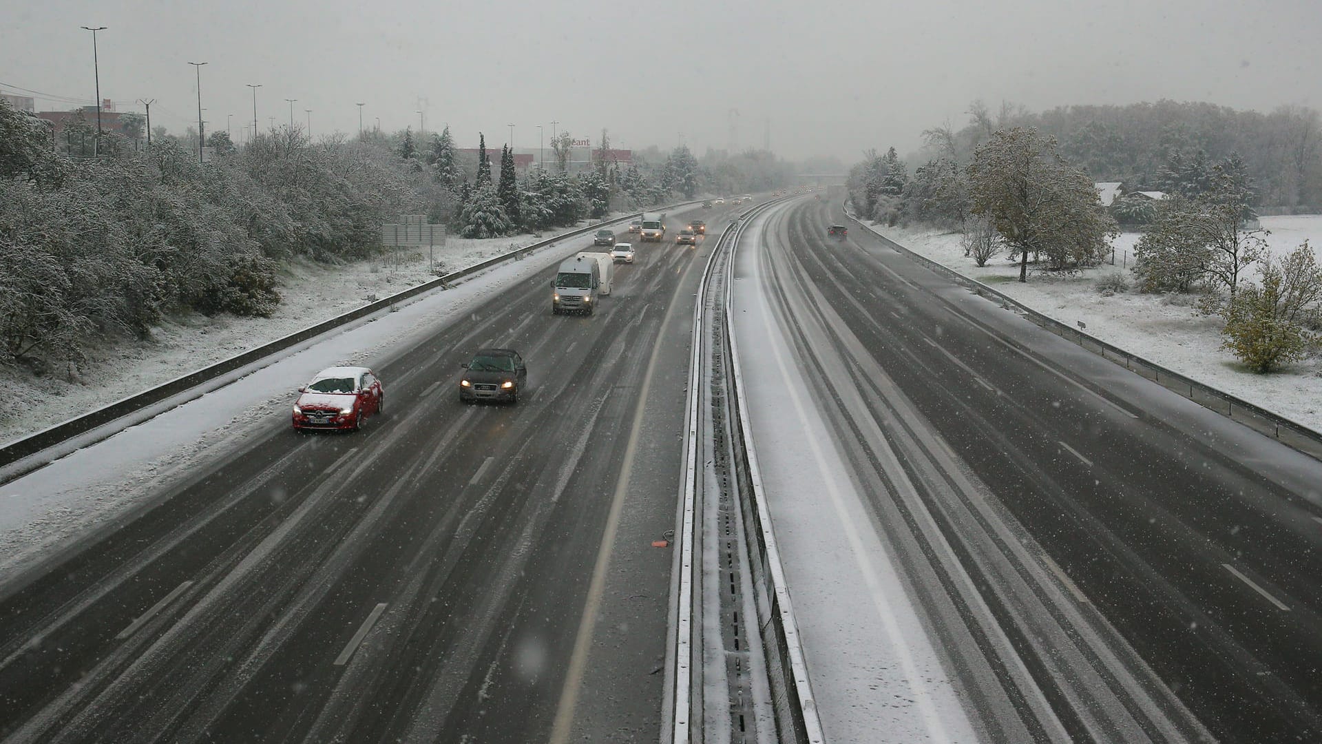 Wintereinbruch in Frankreich: Bei einem Autounfall ist ein Mann ums Leben gekommen. Wintereinbruch in Frankreich: Bei einem Autounfall ist ein Mann ums Leben gekommen.