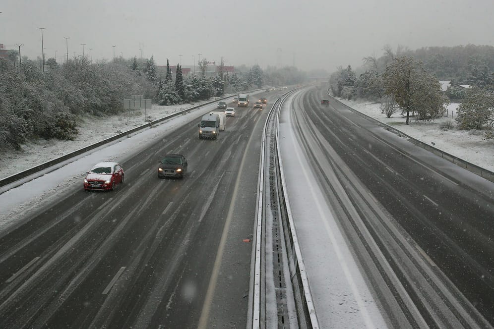 Wintereinbruch in Frankreich: Bei einem Autounfall ist ein Mann ums Leben gekommen.