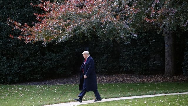 US Präsident Donald Trump geht über den Südrasen des Weißen Hauses zu seinem Hubschrauber, der Marine One. US Präsident Donald Trump geht über den Südrasen des Weißen Hauses zu seinem Hubschrauber, der Marine One.