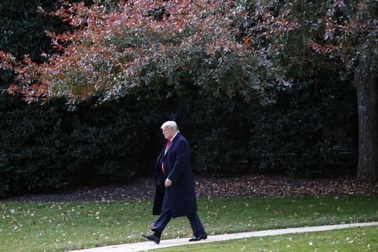 US Präsident Donald Trump geht über den Südrasen des Weißen Hauses zu seinem Hubschrauber, der Marine One.