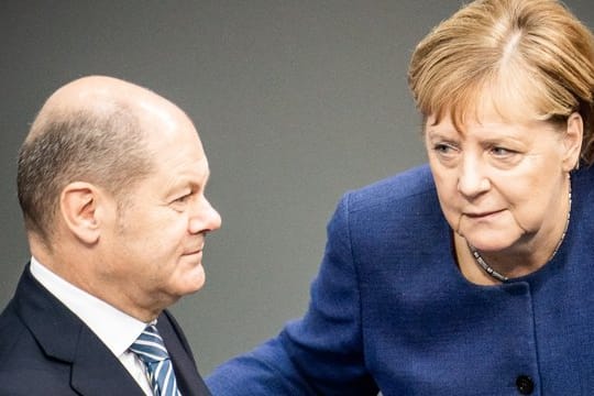 Bundeskanzlerin Angela Merkel (CDU), spricht mit Olaf Scholz (SPD), Bundesfinanzminister, im Bundestag.