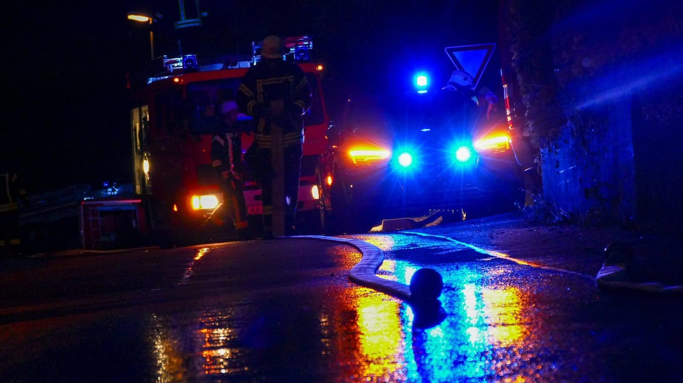 Feuerwehr im Einsatz (Symbolbild): In Hessen brannte es in einem Briefzentrum.