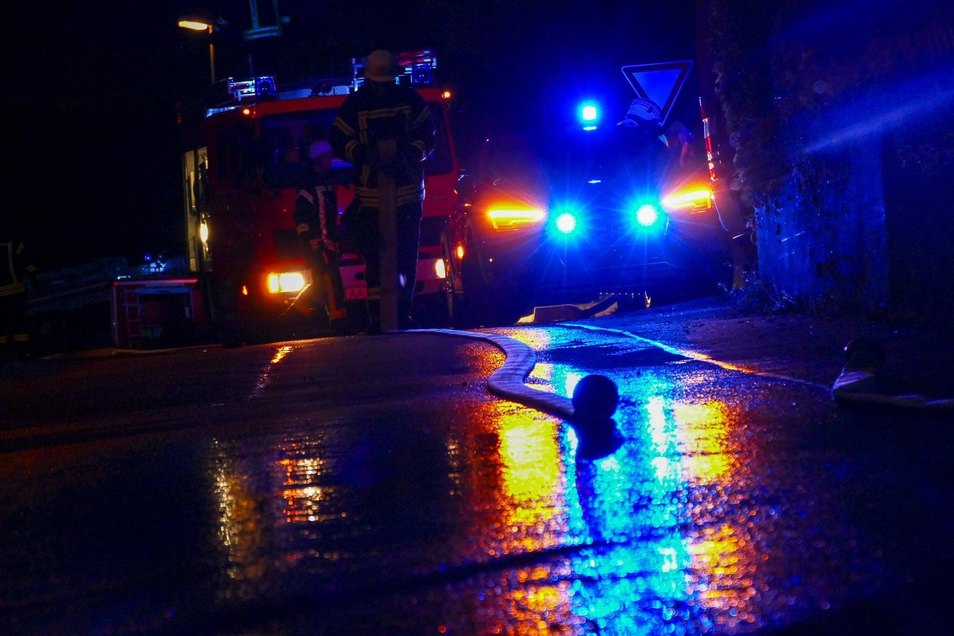 Feuerwehr im Einsatz (Symbolbild): In Hessen brannte es in einem Briefzentrum.