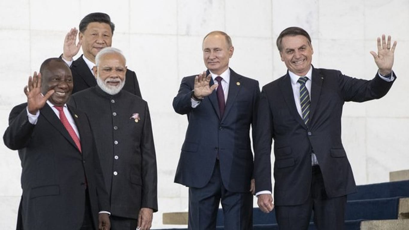 Cyril Ramaphosa (l-r), Präsident von Südafrika, Xi Jingping, Präsident von China, Narendra Modi, Premierminister von Indien, Wladimir Putin, Präsident von Russland, und Jair Bolsonaro, Präsident von Brasilien, winken auf dem BRICS-Gipfel Fotografen zu.