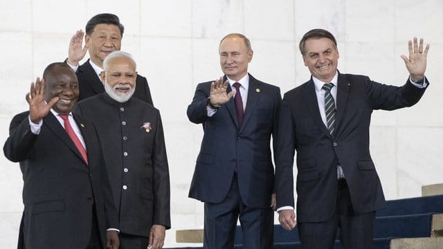 Cyril Ramaphosa (l-r), Präsident von Südafrika, Xi Jingping, Präsident von China, Narendra Modi, Premierminister von Indien, Wladimir Putin, Präsident von Russland, und Jair Bolsonaro, Präsident von Brasilien, winken auf dem BRICS-Gipfel Fotografen zu. Cyril Ramaphosa (l-r), Präsident von Südafrika, Xi Jingping, Präsident von China, Narendra Modi, Premierminister von Indien, Wladimir Putin, Präsident von Russland, und Jair Bolsonaro, Präsident von Brasilien, winken auf dem BRICS-Gipfel Fotografen zu.