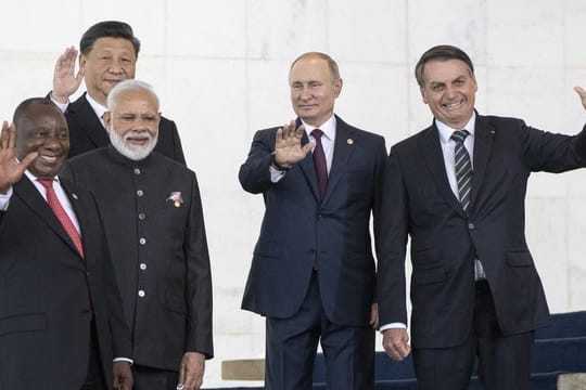 Cyril Ramaphosa (l-r), Präsident von Südafrika, Xi Jingping, Präsident von China, Narendra Modi, Premierminister von Indien, Wladimir Putin, Präsident von Russland, und Jair Bolsonaro, Präsident von Brasilien, winken auf dem BRICS-Gipfel Fotografen zu.