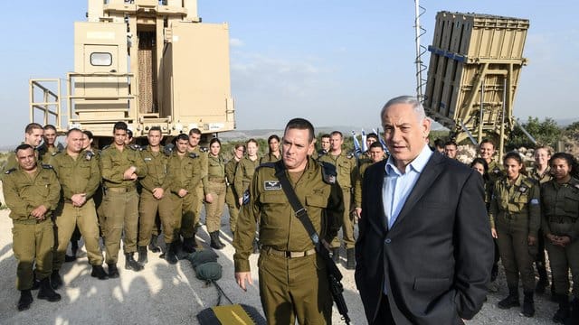 Benjamin Netanjahu (vorne,r), Premierminister von Israel, inspiziert das israelische Raketenabwehrsystem Iron Dome. Benjamin Netanjahu (vorne,r), Premierminister von Israel, inspiziert das israelische Raketenabwehrsystem Iron Dome.
