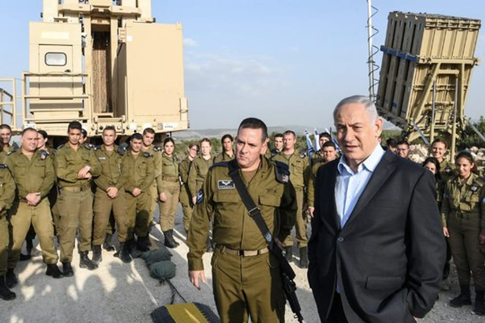 Benjamin Netanjahu (vorne,r), Premierminister von Israel, inspiziert das israelische Raketenabwehrsystem Iron Dome.