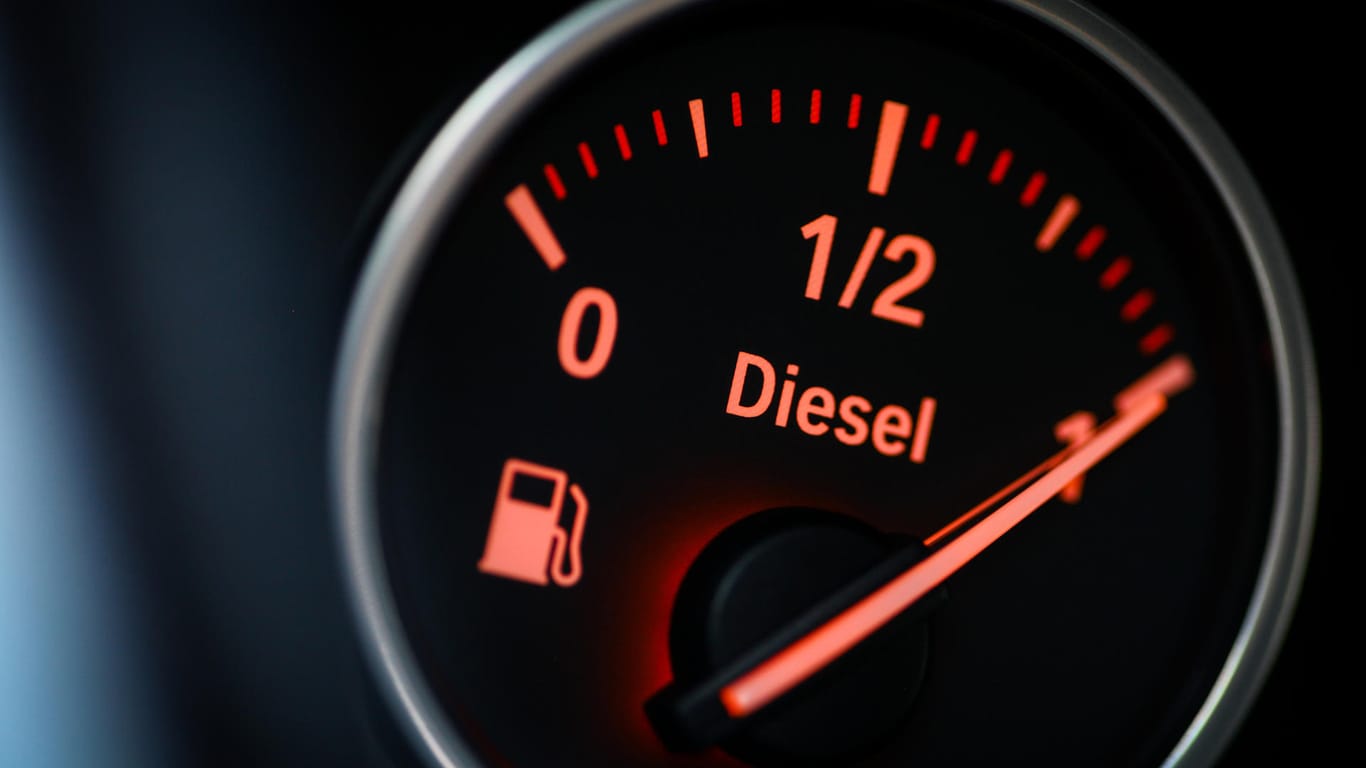 Diesel-Tankanzeige: Diesel ist an Tankstellen günstiger als Benzin, doch die Bundesregierung plant, beide Preise auf dasselbe Niveau zu bringen.