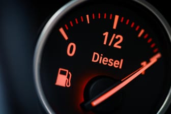 Diesel-Tankanzeige: Diesel ist an Tankstellen günstiger als Benzin, doch die Bundesregierung plant, beide Preise auf dasselbe Niveau zu bringen.
