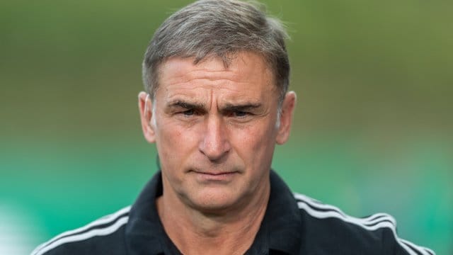 Stefan Kuntz bemängelt zu wenig Einsatzzeit seiner Jung-Profis in ihren Clubs.