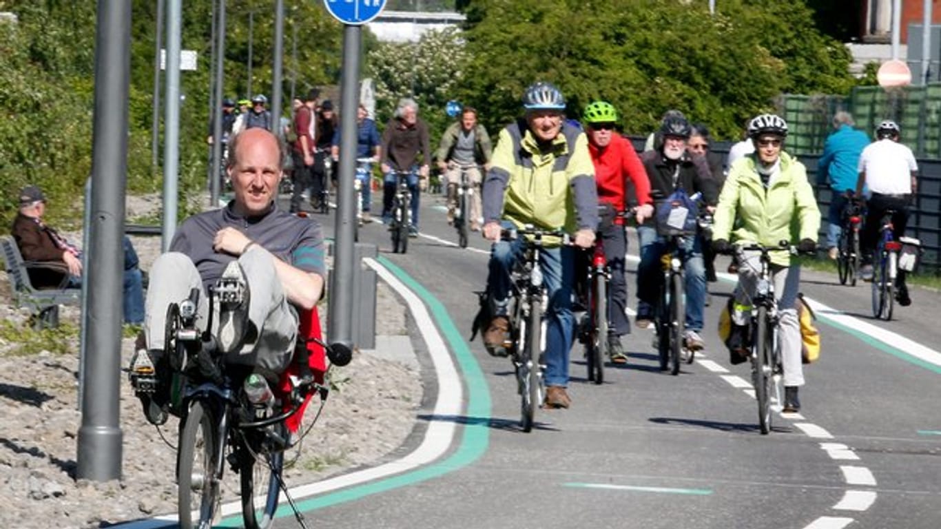 So sollte es immer sein: Fahrradfahrer bei der offiziellen Eröffnung eines weiteren Teilstücks des Radschnellwegs Ruhr (RS 1).