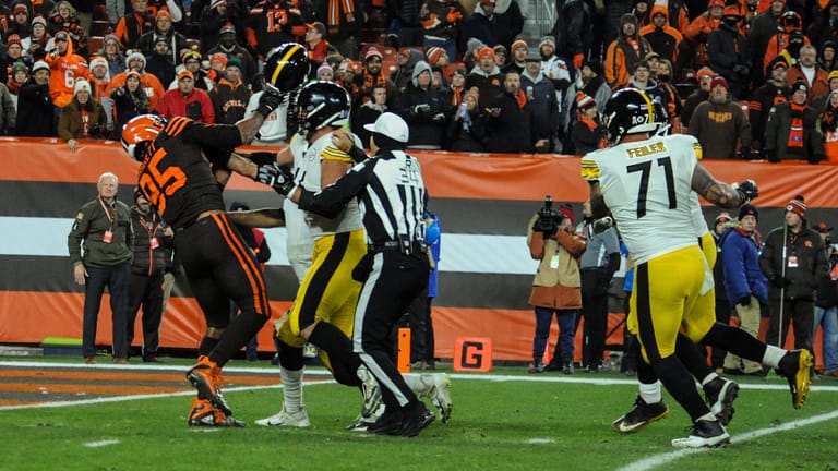 Hässliche Szene: Browns-Profi Myles Garrett schlägt den Quarterback der Pittsburgh Steelers Mason Rudolph mit einem Helm.