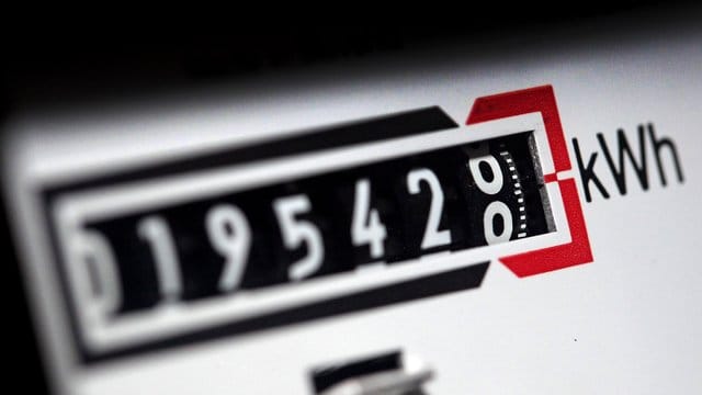 Ein Stromzähler zeigt in einem Mietshaus die verbrauchten Kilowattstunden an. Ein Stromzähler zeigt in einem Mietshaus die verbrauchten Kilowattstunden an.