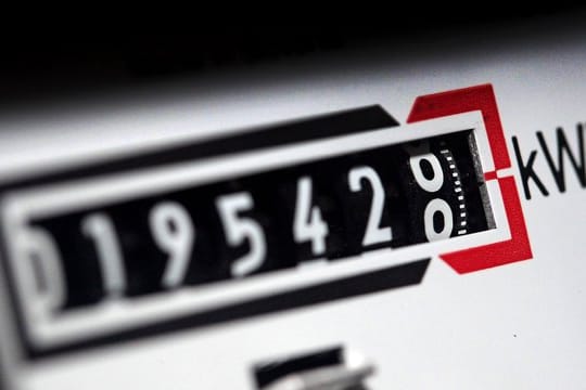 Ein Stromzähler zeigt in einem Mietshaus die verbrauchten Kilowattstunden an.