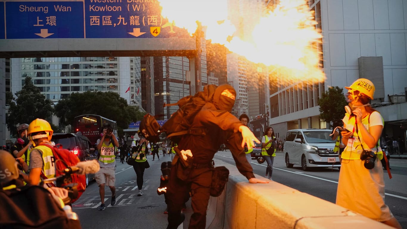 Proteste in Hongkong: Ein Demonstrant wirft einen Molotowcocktail. (Symbolbild)