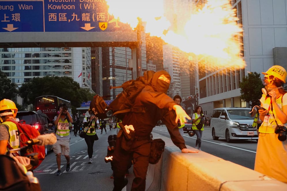 Proteste in Hongkong: Ein Demonstrant wirft einen Molotowcocktail. (Symbolbild)