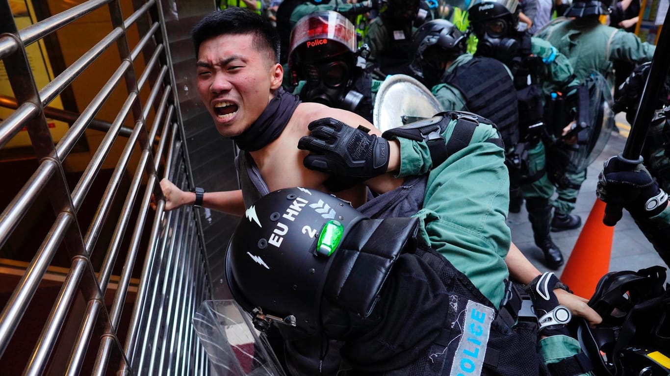 Demonstrant wird von Hongkonger Polizei festgehalten: Im Laufe der Proteste gibt es vermehrt Verletzte. (Symbolbild)