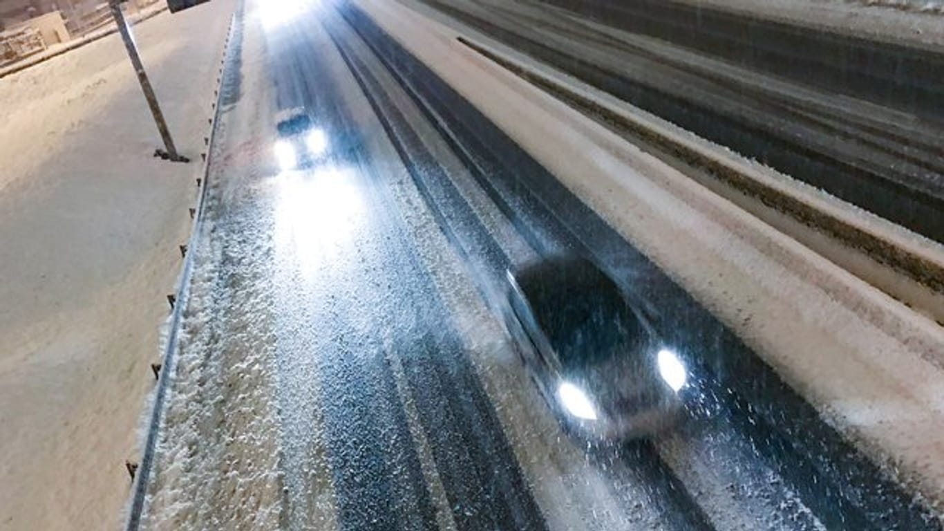Autos fahren über die schneebedeckte Autobahn bei Saint-Etienne.