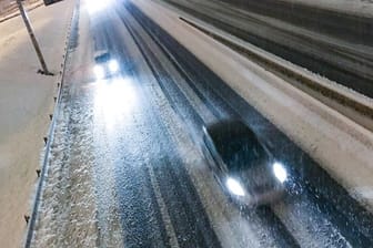 Autos fahren über die schneebedeckte Autobahn bei Saint-Etienne.