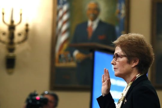 Wichtige Belastungszeugin: Marie Yovanovitch, die frühere US-Botschafterin in der Ukraine, wird vor ihrer Aussage im US-Kongress vereidigt.