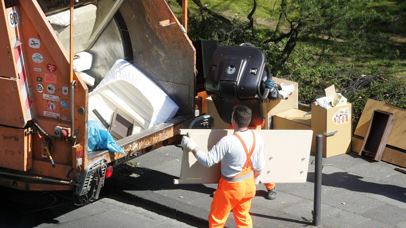 Sperrmüll wird in Bonn eingesammelt: Professionelle Schrottsammler durchsuchen den Müll gerne nach Schätzen.