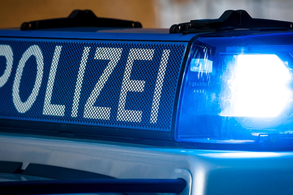 Blaulicht der Polizei: In Neubrandenburg hat ein Autofahrer ein Kind angefahren und Fahrerflucht begangen. (Symbolbild)