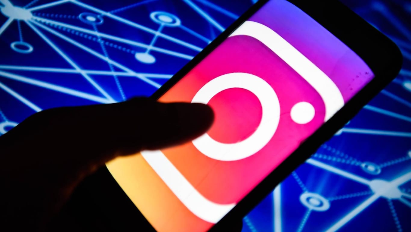 Instagram-Logo auf einem Smartphone: Eine Schülerin sorgte mit einer Falschmeldung auf Instagram für Aufregung.