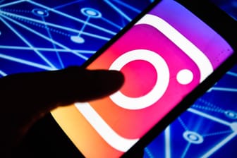 Instagram-Logo auf einem Smartphone: Eine Schülerin sorgte mit einer Falschmeldung auf Instagram für Aufregung.