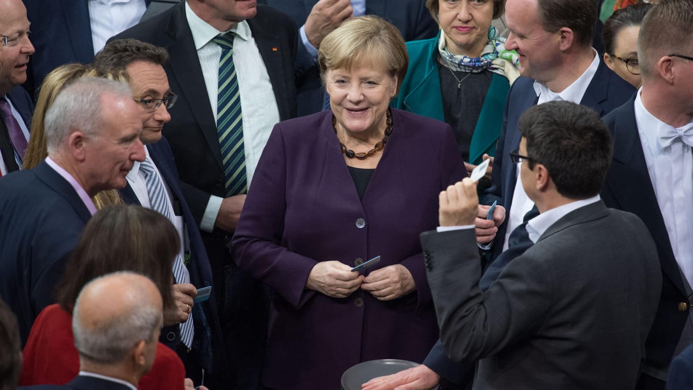 Bundeskanzlerin Angela Merkel und weitere Abgeordnete bei der Abstimmung: Der Bundestag beschließt das umstrittene Klimaschutzgesetz.