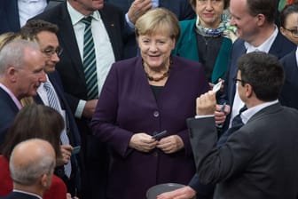 Bundeskanzlerin Angela Merkel und weitere Abgeordnete bei der Abstimmung: Der Bundestag beschließt das umstrittene Klimaschutzgesetz.