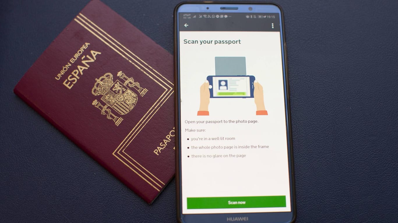 Ein Smartphone mit Brexit-App und ein spanischer Pass: Die App könnte Ziel von Hackern werden.