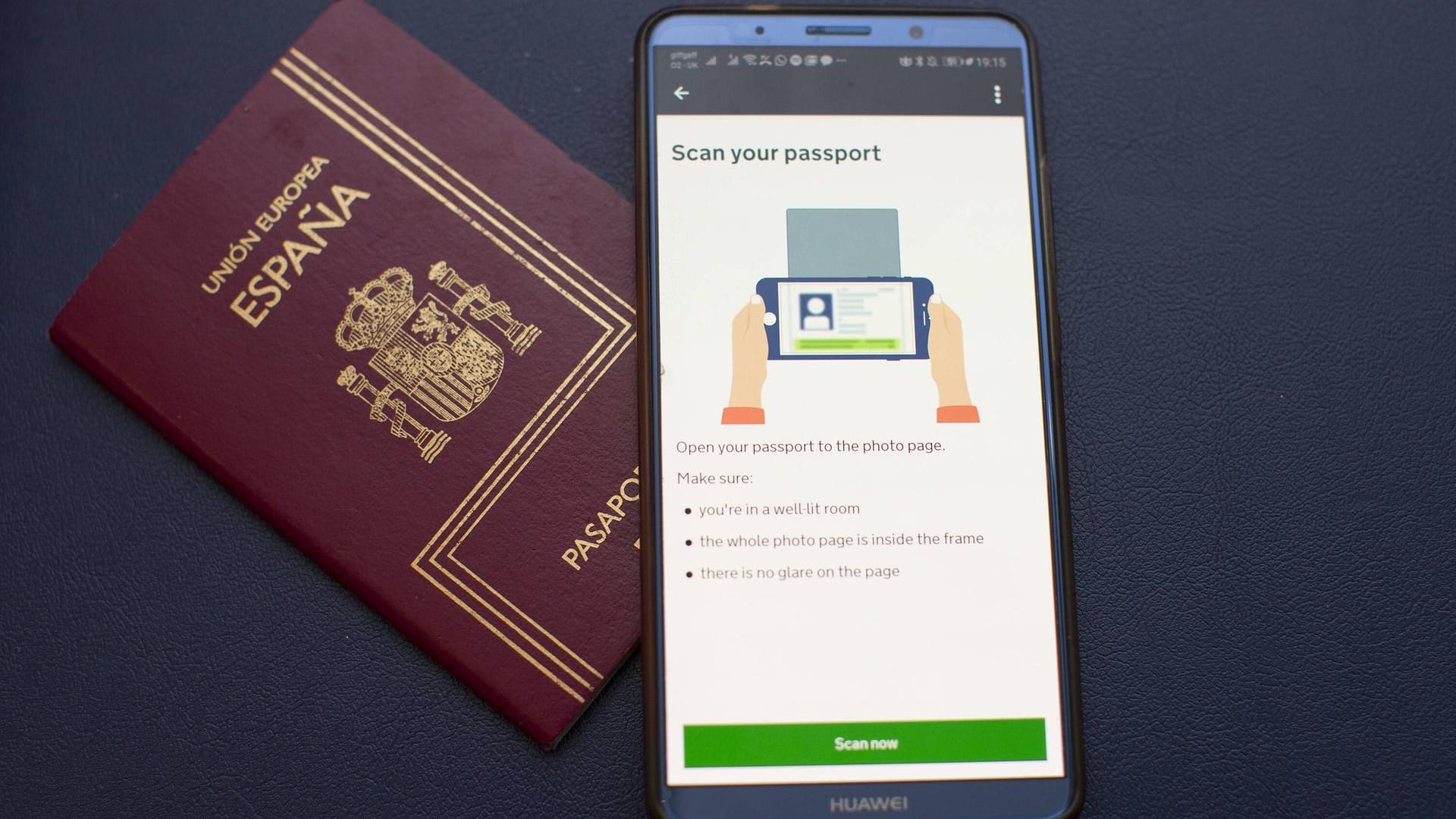 Ein Smartphone mit Brexit-App und ein spanischer Pass: Die App könnte Ziel von Hackern werden. Ein Smartphone mit Brexit-App und ein spanischer Pass: Die App könnte Ziel von Hackern werden.