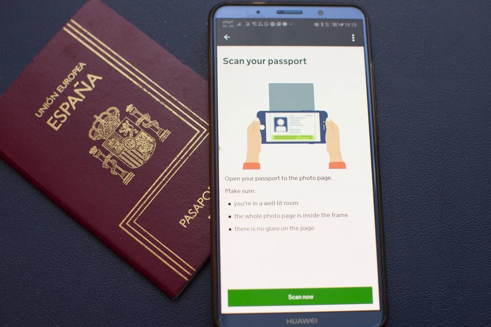 Ein Smartphone mit Brexit-App und ein spanischer Pass: Die App könnte Ziel von Hackern werden.