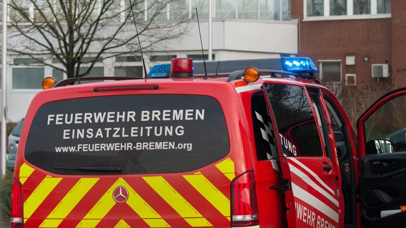 Feuerwehr Bremen im Einsatz: Ein Mann fuhr mit seinem Auto in die Weser. (Symbolbild)