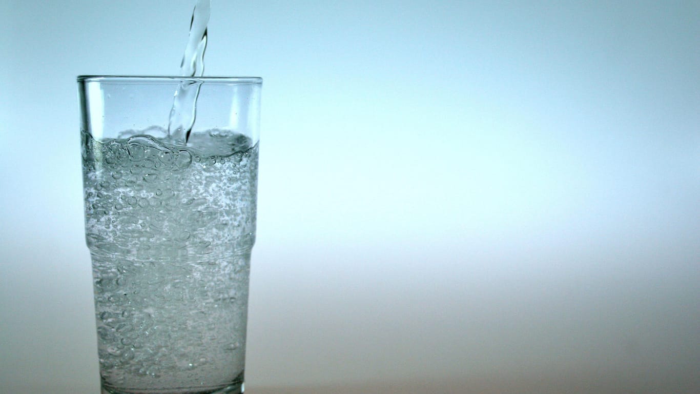 Ein Glas mit Wasser: Laut Gesundheitsamt gibt es kein Grund zur Sorge um das Trinkwasser in Erfurt.