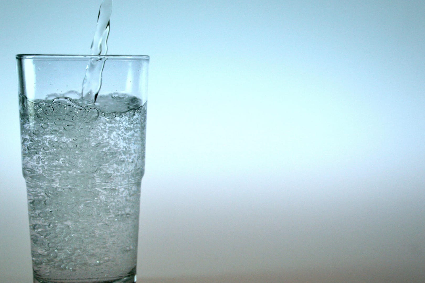 Ein Glas mit Wasser: Laut Gesundheitsamt gibt es kein Grund zur Sorge um das Trinkwasser in Erfurt.