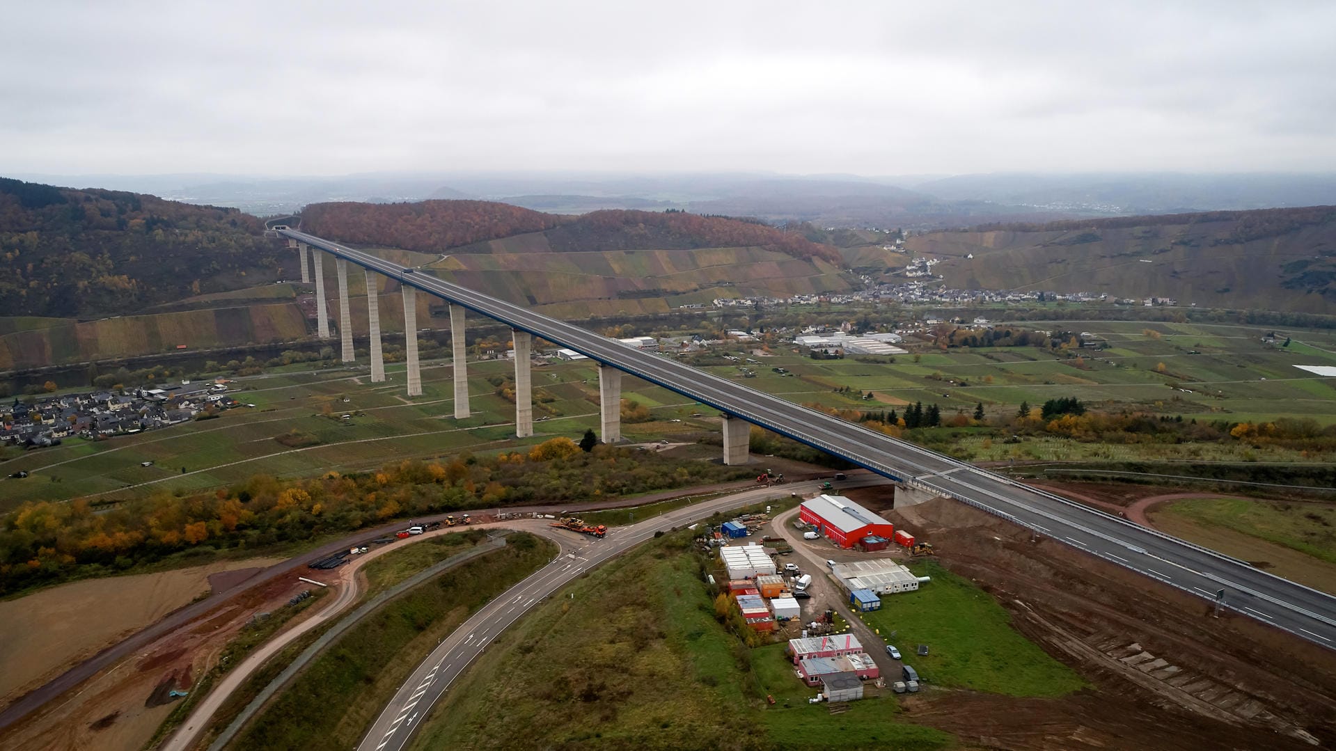 Luftaufnahme der Hochmoselbrücke: Das Bauwerk wird am 21. November für den Verkehr freigegeben.