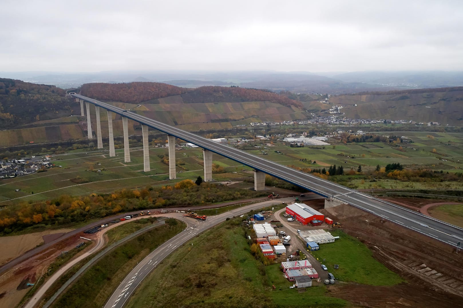 Luftaufnahme der Hochmoselbrücke: Das Bauwerk wird am 21. November für den Verkehr freigegeben.