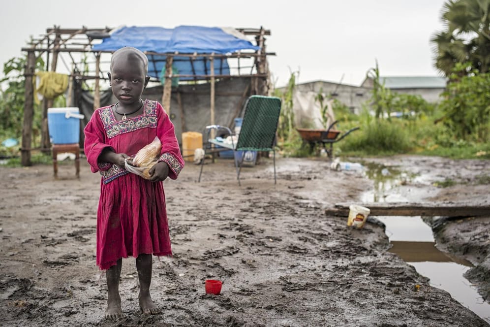 Mädchen im Südsudan: Die Kinder treffen die anhaltenden Niederschläge im Land besonders hart. (Symbolbild)