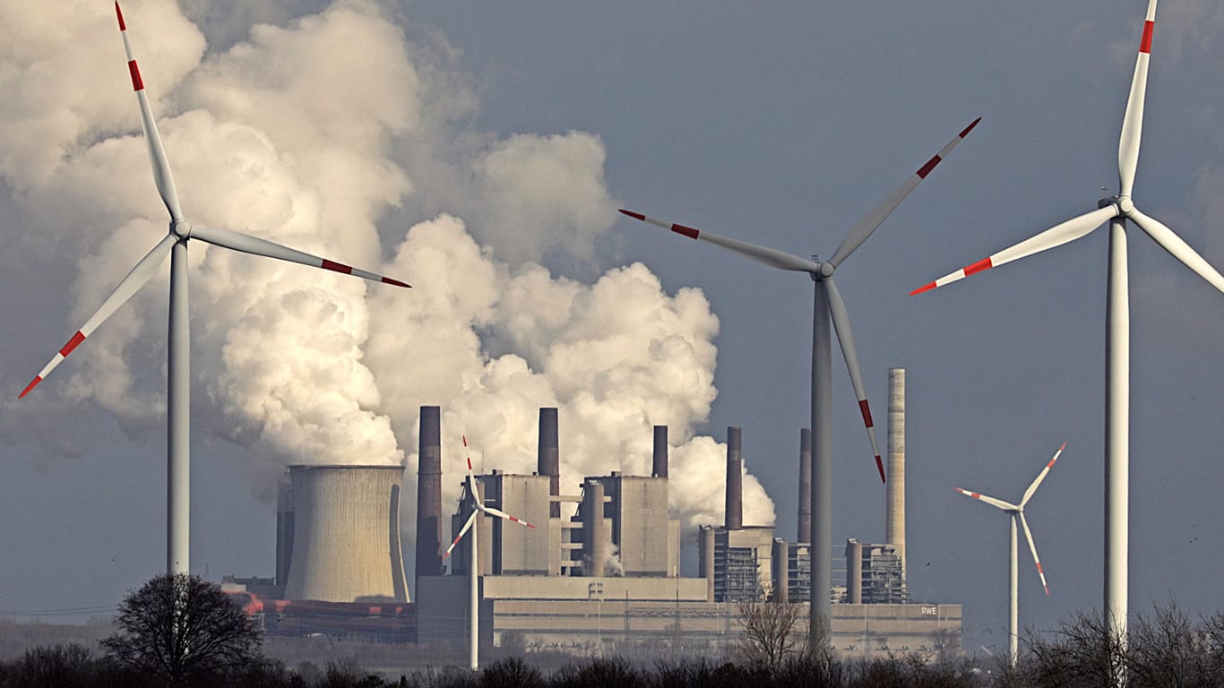 Braunkohlekraftwerk hinter Windrädern: Vor nicht einmal zwei Monaten beschlossen Klimakabinett und Spitzen von CDU, CSU und SPD die Eckpunkte des Klimaschutzprogramms 2030, das am Freitag, den 15. November 2019, durchgeboxt werden soll. (Symbolbild)