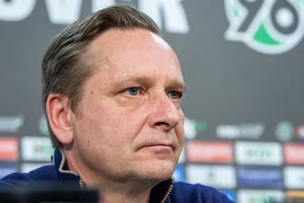 Horst Heldt löste den Vertrag mit Hannover 96 auf.