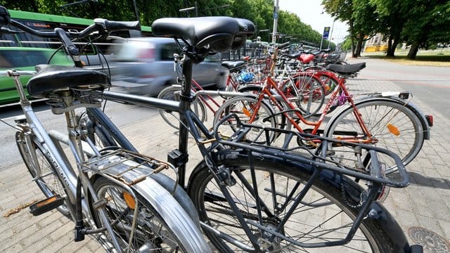 Pläne der Bundesregierung, das Abstellen von Fahrrädern auf Seitenstreifen und am Rand von Fahrbahnen in der Straßenverkehrsordnung zu verbieten, stoßen auf Kritik. Pläne der Bundesregierung, das Abstellen von Fahrrädern auf Seitenstreifen und am Rand von Fahrbahnen in der Straßenverkehrsordnung zu verbieten, stoßen auf Kritik.