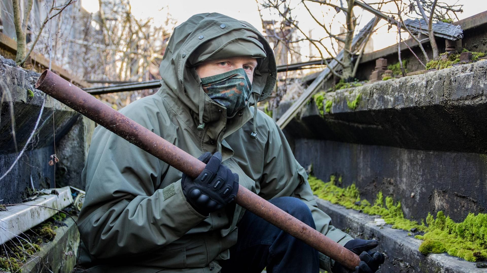 Mann bei Prepper-Übung: Auch in Deutschland bereiten sich Menschen auf einen Bürgerkrieg vor. (Symbolbild)