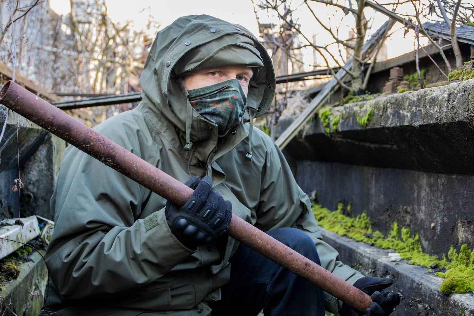 Mann bei Prepper-Übung: Auch in Deutschland bereiten sich Menschen auf einen Bürgerkrieg vor. (Symbolbild)