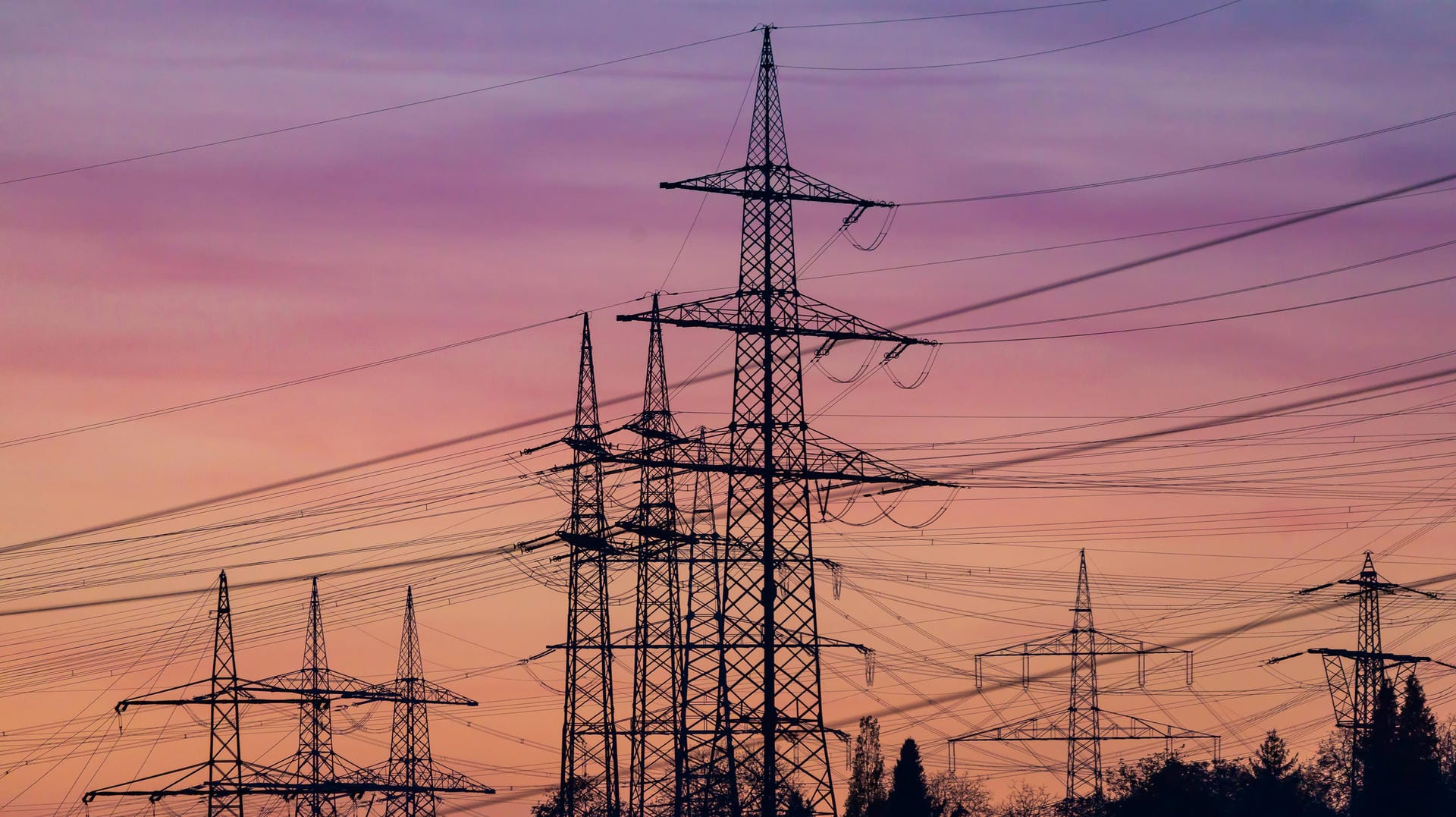 Hochspannungsmasten im Abendlicht: In Wuppertal werden Strom- und Gaspreise erhöht. Hochspannungsmasten im Abendlicht: In Wuppertal werden Strom- und Gaspreise erhöht.