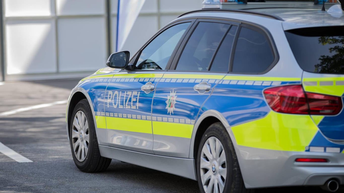 Einsatzwagen der Dortmunder Polizei: Über Jahre hinweg hat ein Mann Türken mit eingenässten Windeln belästigt.