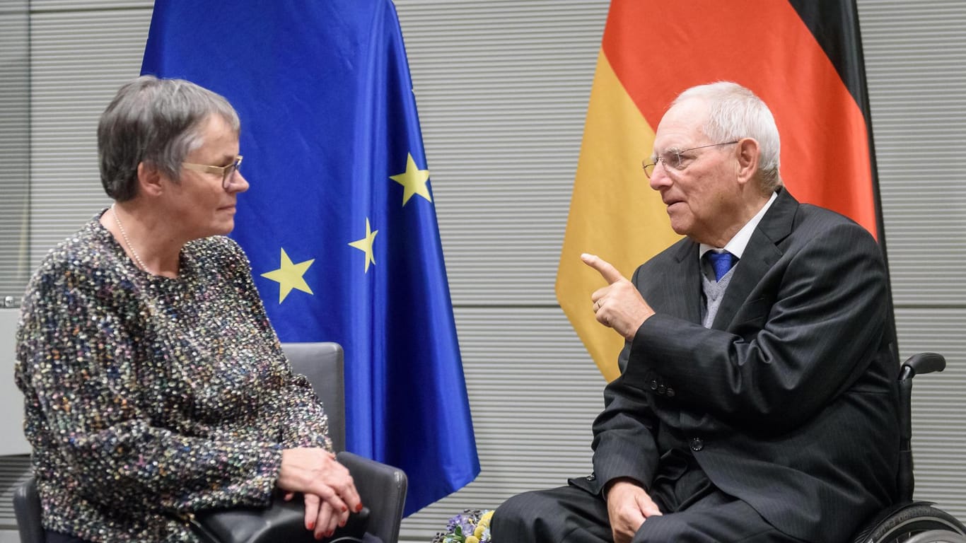 Wolfgang Schäuble empfängt Liliane Maury Pasquier, Präsidentin der Parlamentarischen Versammlung des Europarates: Ab Inkrafttreten der Richtlinie ist eine Obergrenze für Managergehälter verpflichtend. (Symbolbild)