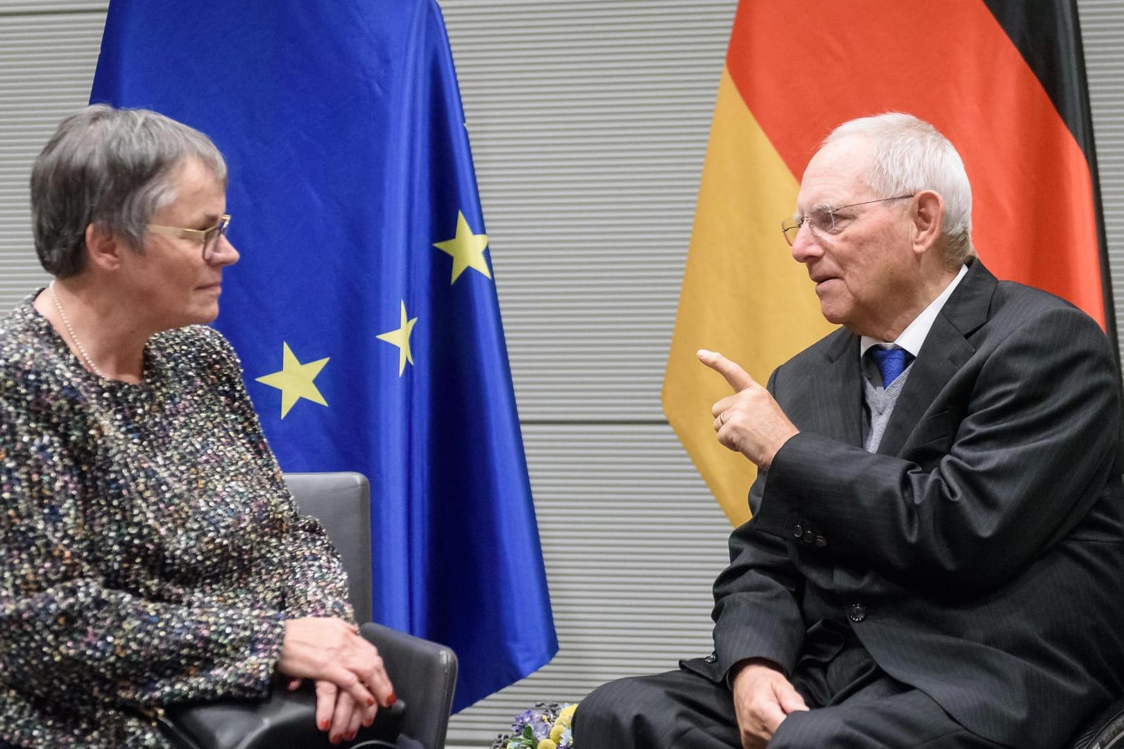 Wolfgang Schäuble empfängt Liliane Maury Pasquier, Präsidentin der Parlamentarischen Versammlung des Europarates: Ab Inkrafttreten der Richtlinie ist eine Obergrenze für Managergehälter verpflichtend. (Symbolbild) Wolfgang Schäuble empfängt Liliane Maury Pasquier, Präsidentin der Parlamentarischen Versammlung des Europarates: Ab Inkrafttreten der Richtlinie ist eine Obergrenze für Managergehälter verpflichtend. (Symbolbild)