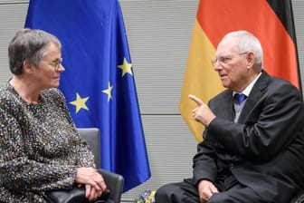 Wolfgang Schäuble empfängt Liliane Maury Pasquier, Präsidentin der Parlamentarischen Versammlung des Europarates: Ab Inkrafttreten der Richtlinie ist eine Obergrenze für Managergehälter verpflichtend. (Symbolbild)